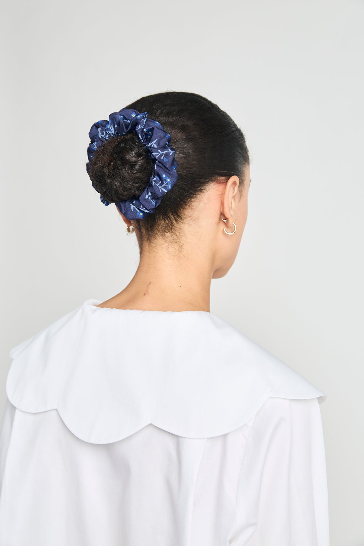 Mini scrunchie - Navy posy