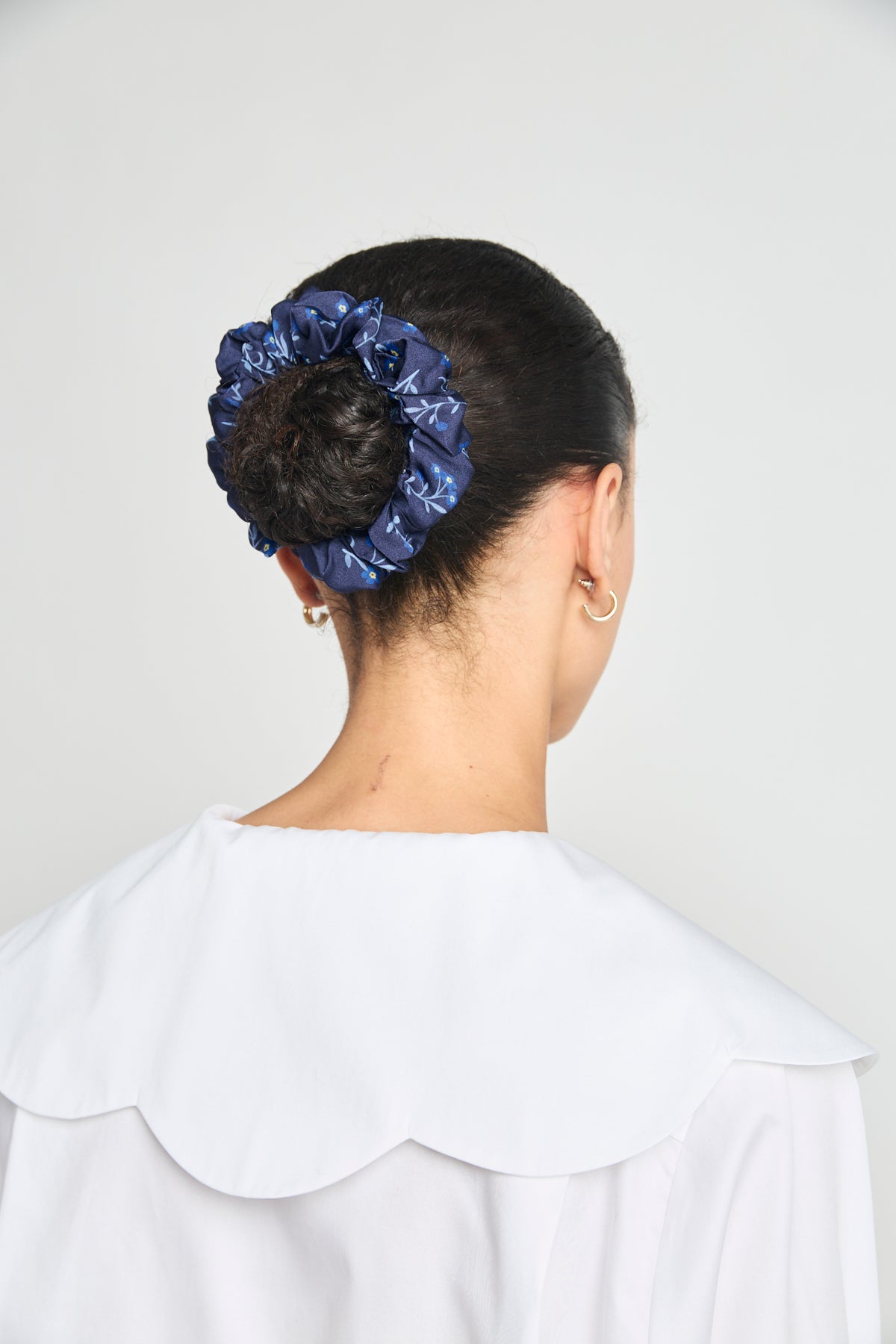Mini scrunchie - Navy posy