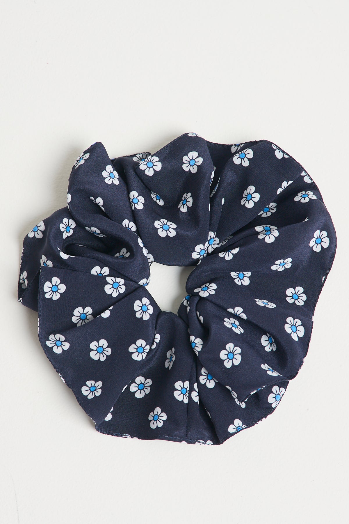Oversized scrunchie - Navy daisy