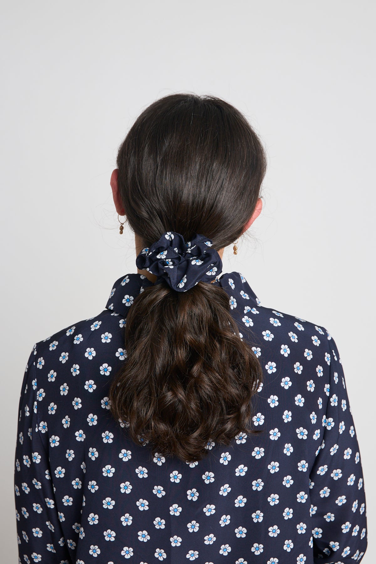 Mini scrunchie - Navy daisy