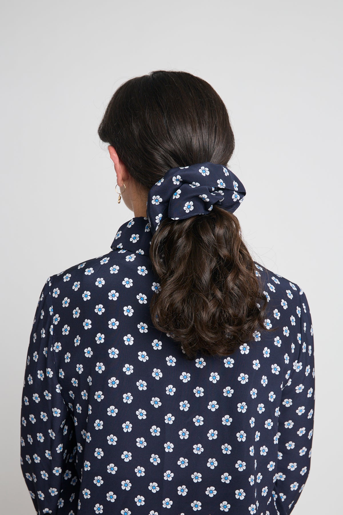 Oversized scrunchie - Navy daisy